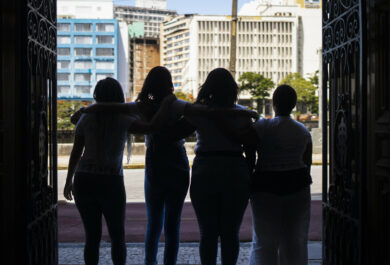 Participants on the pilot project for Instituto Aliança, taking part in an activity at an art museum. Instituto Aliança works across rural regions of Ceará, Pernambuco, and Bahia to improve youth employability whilst advocating for the rights of women and young people to prevent child labour and sexual violence. Natália Corrêa / The Freedom Fund