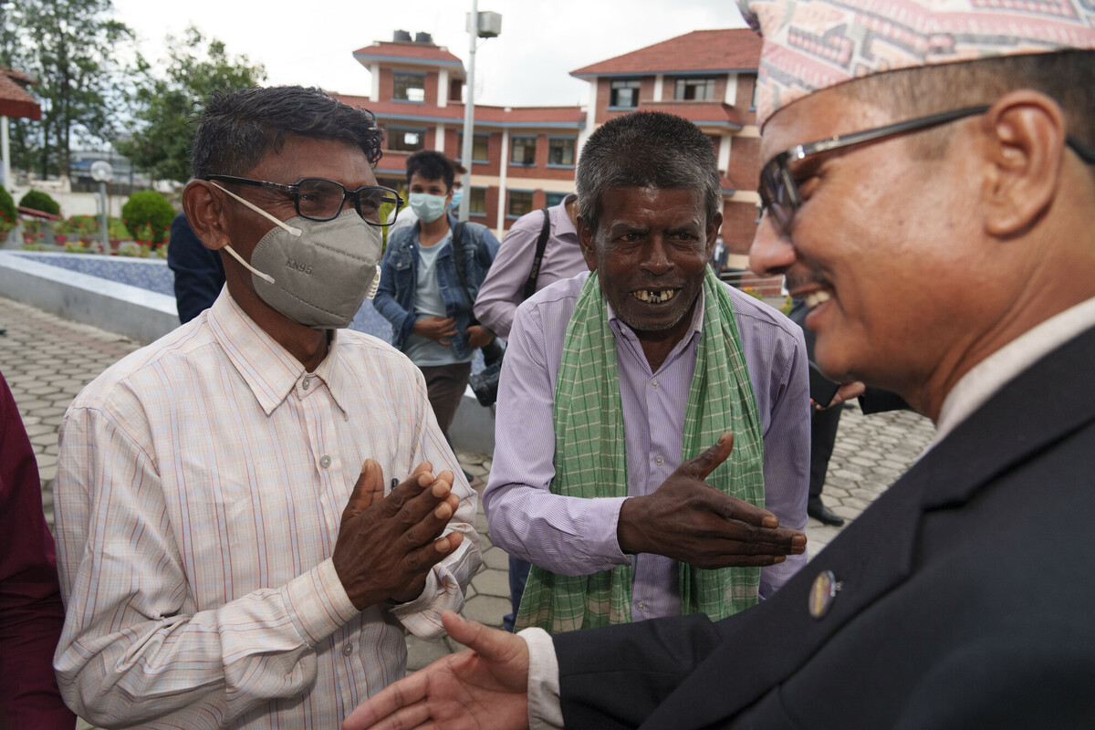 Lagendra Sada (left), Chief Secretary of Harawa-Charawa Network and Dashan Mandal (green scarf) at the Government of Nepal's announcment of the liberation of the Harawa-Charawa. The landmark announcement from the Government of Nepal announcing the liberation of the Harawa-Charawa is a vital step towards affected groups having their debts cancelled and communities rehabilitated. The historic moment follows years of campaigning from organisations, including Harawa-Charawa networks, frontline organisations and leaders who have been supported by the Freedom Fund. Niranjan Shrestha / The Freedom Fund